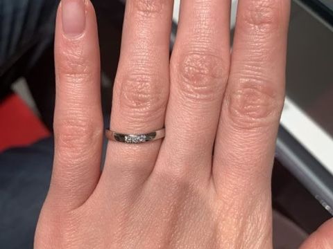 【銀座ダイヤモンドシライシの口コミ】 ダイヤが大きめで三粒ついているので手が動くたびにキラキラと輝きます。…