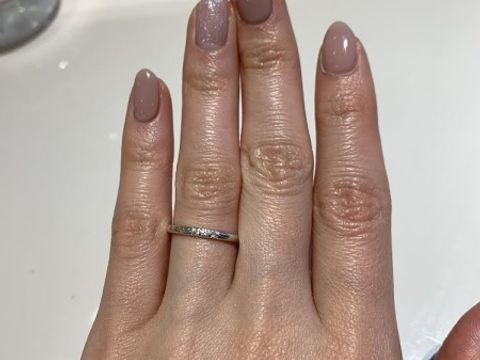 【TRECENTI(トレセンテ)の口コミ】 ダイヤが三粒ついており、指輪の幅が華奢に見せてくれます。甲丸リングと…