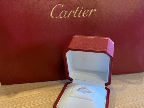 【カルティエ(Cartier)の口コミ】 もともと婚約指輪は華奢なものが欲しかったため、カルティエのエタンセル…