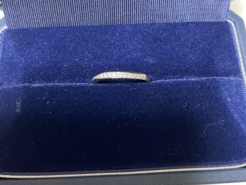 【銀座ダイヤモンドシライシの口コミ】 ダイヤが部分的についたリングだと、関節が太いので着けた時にクルクルと…