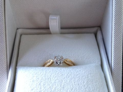 【ENUOVE(イノーヴェ)の口コミ】 お値段、デザイン総合的に考えてこちらの指輪に決めました。
婚約指輪は華…