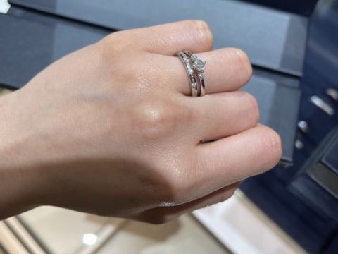 【ROYAL ASSCHER(ロイヤル・アッシャー)の口コミ】 結婚指輪に関して、相手の方がシンプルながらもデザインがあるものがいい…