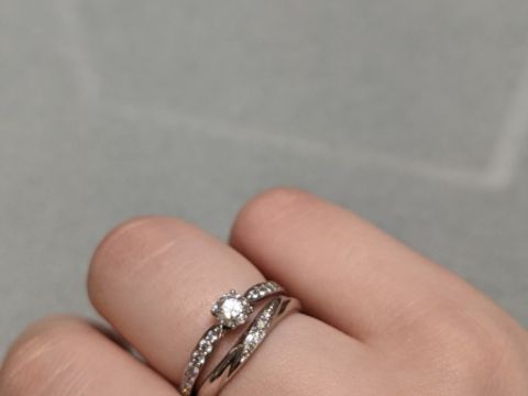 【アイプリモ(I-PRIMO)の口コミ】 ひねりが入っていて、真ん中にダイヤモンドが埋め込まれています。ダイヤ…