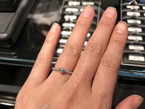 【エクセルコダイヤモンド(EXELCO DIAMOND)の口コミ】 シンプルなものでアーム部分がパヴェになっているものを探していました。
…