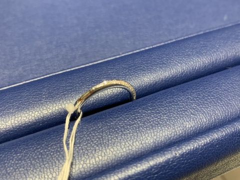 【銀座ダイヤモンドシライシの口コミ】 指輪のデザインがとても気に入りました。
付けた時に指輪が細みなので指が…