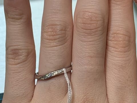 【アイプリモ(I-PRIMO)の口コミ】 シンプルなデザインでありながらも綺麗で華やかであり、ダイヤモンドも綺…