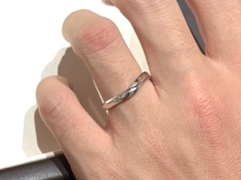 【俄(にわか)の口コミ】 自分は男性が指輪を着けるのであれば細身よりも太身な方が良かったので、…