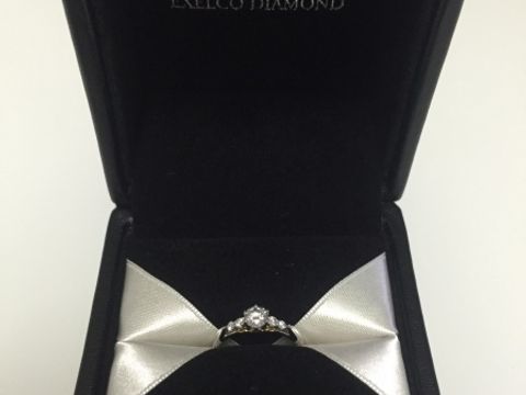 【エクセルコダイヤモンド(EXELCO DIAMOND)の口コミ】 エンゲージリングは一石でシンプルなものと決めていたので、これを見た時…