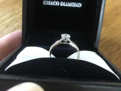【エクセルコダイヤモンド(EXELCO DIAMOND)の口コミ】 デザインが気に入りました。横から見たときにハート型になって見えるとこ…