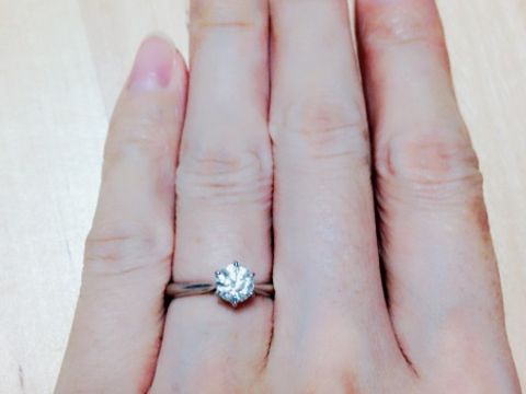 【銀座ダイヤモンドシライシの口コミ】 これぞ婚約指輪！というような縦爪の一粒ダイヤがついている指輪を探して…