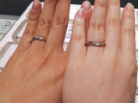 【アイプリモ(I-PRIMO)の口コミ】 ゆるやかなウェーブのリング。両サイドから斜めにツルを巻いたようなデザ…