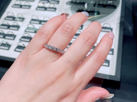 【ラザール ダイヤモンド(LAZARE DIAMOND)の口コミ】 エタニティリングのダイヤモンドが大きめのリングです。ネットや写真より…