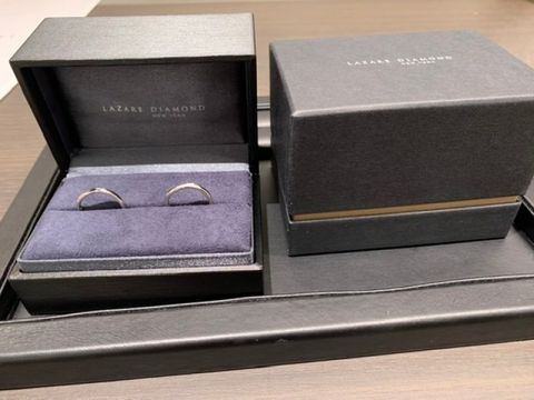 【ラザール ダイヤモンド(LAZARE DIAMOND)の口コミ】 シンプルですが、5粒のダイヤモンドの輝きがとても美しいです。細めでつけ…