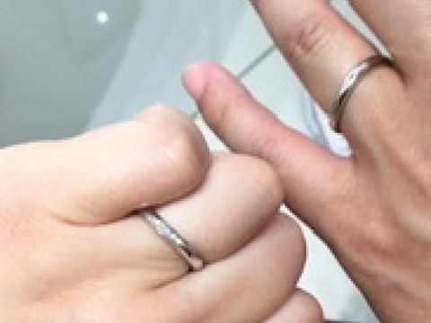 【4℃ BRIDAL(ヨンドシーブライダル)の口コミ】 360°ウェーブになっており、つけた時に、指にしっくりきます。男性の…