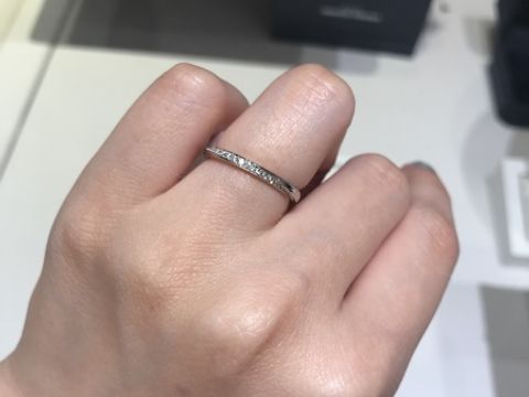 【銀座ダイヤモンドシライシの口コミ】 斜めに捩れるようにダイヤが散りばめられているデザインで、ずっと眺めて…