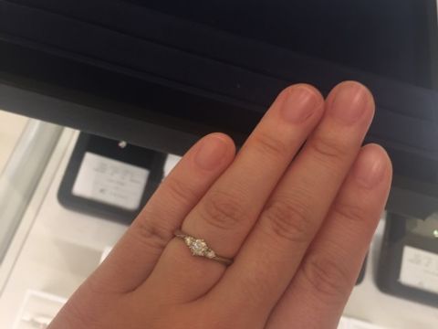 【4℃ BRIDAL(ヨンドシーブライダル)の口コミ】 ダイヤの左右にメレのついた、ストレートラインの指輪、という希望を伝え…
