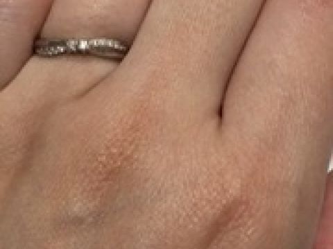 【STAR JEWELRY(スタージュエリー)の口コミ】 真ん中にダイヤモンドの星が2つあり、天の川のようなウェーブのデザインが…