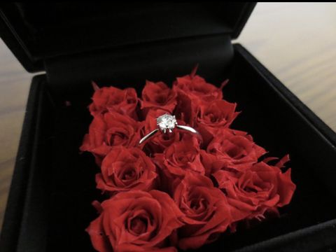 【Mariage ent(マリアージュエント)の口コミ】 ねじれていたりせず、左右対称で、且つ華やかな指輪にしたくてこのデザイ…