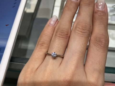 【アイプリモ(I-PRIMO)の口コミ】 シンプルだが中央にかけて細くなっているため、指が長く、かつダイヤが際…