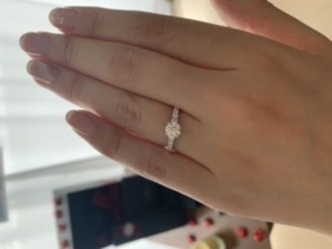 【エクセルコダイヤモンド(EXELCO DIAMOND)の口コミ】 【デザイン】
指よりも存在感のあるデザインに惹かれました。
元々はシン…