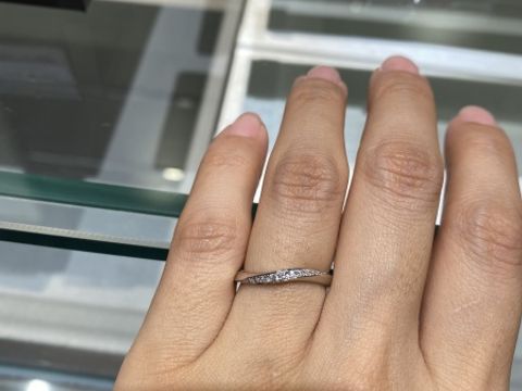【銀座ダイヤモンドシライシの口コミ】 どこからみてもダイヤモンドのキラキラが見えて面白いデザインでした。
お…