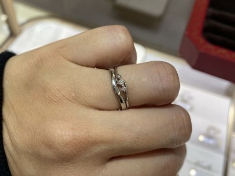 【カルティエ(Cartier)の口コミ】 とてもシンプルで絶妙な曲線がとても気に入りました。
指をキレイに見せて…