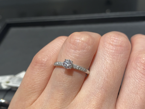 【エクセルコダイヤモンド(EXELCO DIAMOND)の口コミ】 周りの手彫りが他にはないデザインでとても可愛く、デザイン的にはかなり…