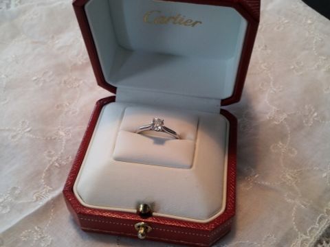 【カルティエ(Cartier)の口コミ】 定番のデザインでどんなシーンにも合わせ易いので決めました。石を選べる…