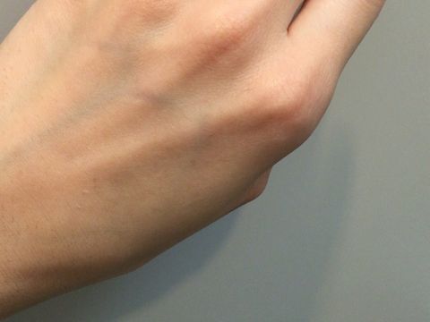 【4℃ BRIDAL(ヨンドシーブライダル)の口コミ】 メレダイヤ含めて、ダイヤが3つ連なっているデザインがいいなと漠然と思っ…