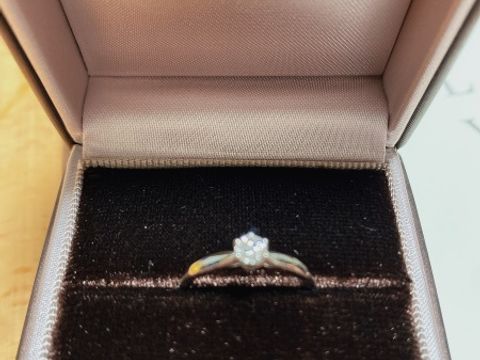 【アイプリモ(I-PRIMO)の口コミ】 形にとっても迷いましたが、色々な指輪を試してみて1番イメージしてた物に…