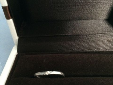 【アイプリモ(I-PRIMO)の口コミ】 様々な指輪を試着し、最終的に1番好みであったこの指輪に決めました。斜め…