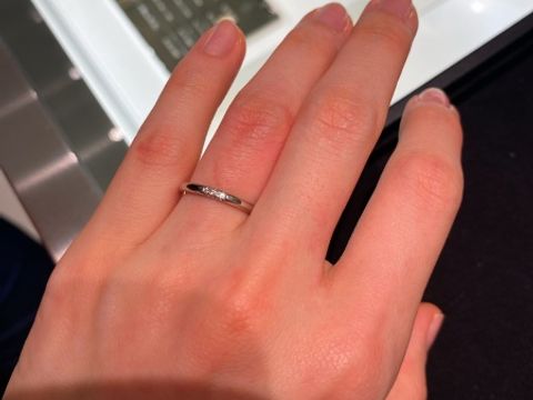 【ティファニー(Tiffany & Co.)の口コミ】 細身のリングに3石のダイヤモンドがついています。指輪自体は細いですが、…