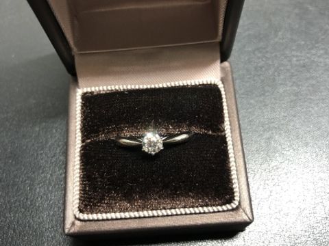 【アイプリモ(I-PRIMO)の口コミ】 　指輪のデザインは、最後までメレタイプ(キタルファ)と悩みましたが、シ…