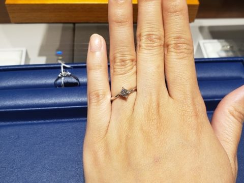 【銀座ダイヤモンドシライシの口コミ】 試着する前は、メレダイヤのあるデザインがいいと考えていましたが、実際…