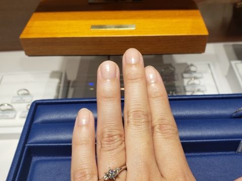 【銀座ダイヤモンドシライシの口コミ】 横に一粒ずつメレダイヤのあるデザインで試着しました。
メレダイヤもトリ…