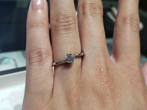 【アイプリモ(I-PRIMO)の口コミ】 一粒石で、立て爪に特徴があり、花が咲いているように石を持ち上げている…