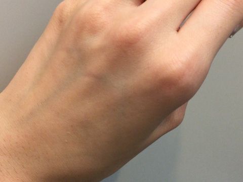 【4℃ BRIDAL(ヨンドシーブライダル)の口コミ】 婚約指輪と重ねた時に華やかになるものを探していました。
婚約指輪がV字…