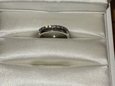 【STAR JEWELRY(スタージュエリー)の口コミ】 ストレートのデザインで将来年老いてもつけていて違和感がなさそうなもの…