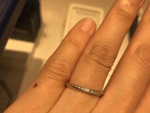 【銀座ダイヤモンドシライシの口コミ】 初めからダイヤモンドが斜めに入っているデザインにしようと決めていまし…