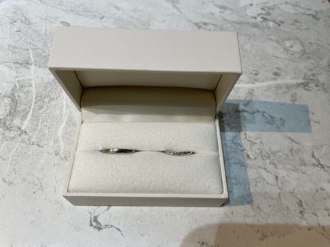 【PILOT BRIDAL(パイロットブライダル)の口コミ】 まず、指輪のデザインに一目惚れし、ほかのものとも着け比べしてみました…