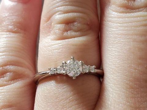 【アイプリモ(I-PRIMO)の口コミ】 もともと一粒タイプのもより、メレダイヤつきの物が良いと思って探してい…