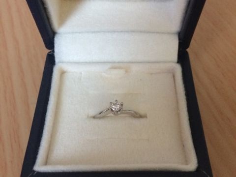 【MAISON JEWELL(メゾンジュエル)の口コミ】 真ん中に大きくダイヤがあり、ダイヤが強調されていて可愛いなと思いまし…