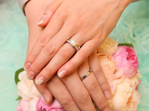 【ブルガリ(BVLGARI)の口コミ】 まず指輪のデザインに一目ぼれしました。中央部と側面にまでダイヤがちり…