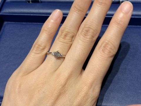 【銀座ダイヤモンドシライシの口コミ】 シンプルなデザインで、ダイヤモンドの輝きが際立って、とても洗練された…