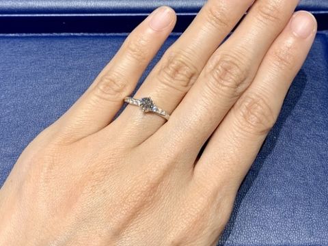 【銀座ダイヤモンドシライシの口コミ】 トップのダイヤモンドの左右のデザインが、とてもキラキラしていて、とて…