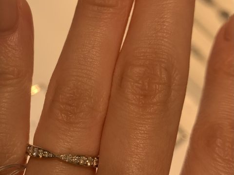 【ティファニー(Tiffany & Co.)の口コミ】 中心がくびれてリボンみたいな形でダイヤがサイドにいくにつれて徐々に大…