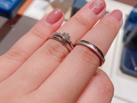 【銀座ダイヤモンドシライシの口コミ】 重ね付けした時に指輪間の隙間が無く
綺麗に見えるのがとっても良かったで…