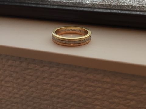 【カルティエ(Cartier)の口コミ】 男の人でも普段使いできるようなデザインで一目で気に入りました。
婚約指…