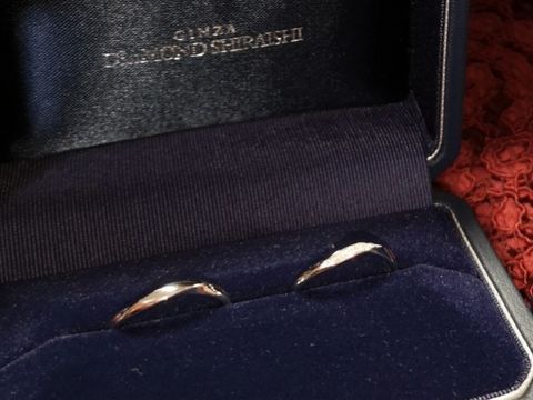 【銀座ダイヤモンドシライシの口コミ】 婚約指輪と同じブランドで選びました。
そのため重ね付けした時にとても似…