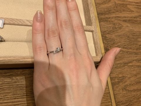 【ith(イズ)の口コミ】 中央の大きなダイヤの左下に小さなメレダイヤが一粒配置されている非対称…